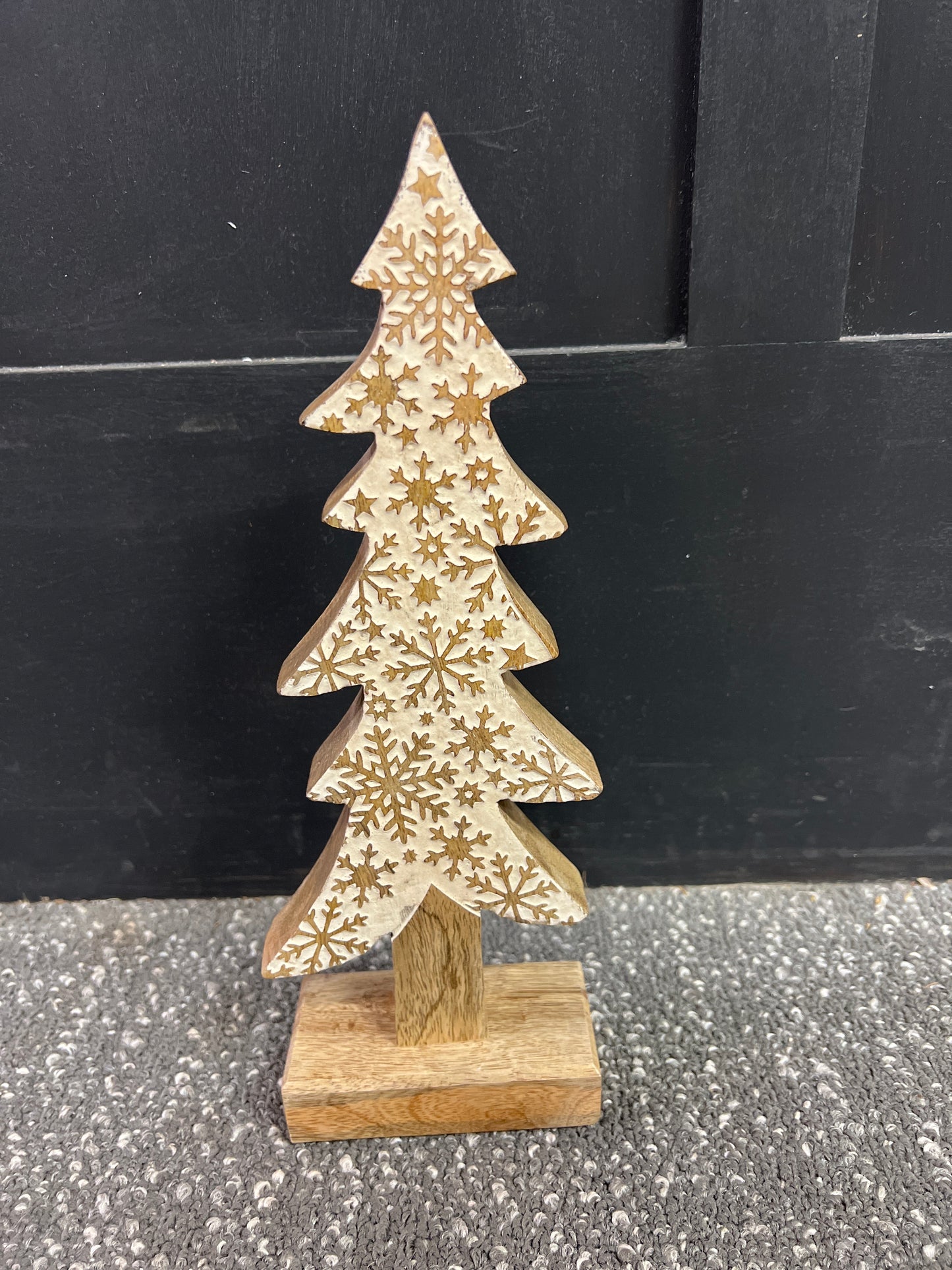 10x4 Wood Tree with Snowflake